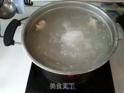 Make Pork bone soup, seafood noodles step 0