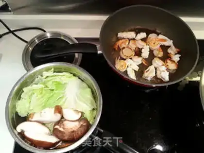Make Pork bone soup, seafood noodles step 2