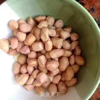 Make The feet of the five peanuts step 3
