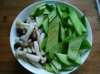 Make cucumber fried mushrooms step 0