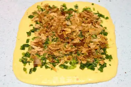 Make Onion pine toast step 3