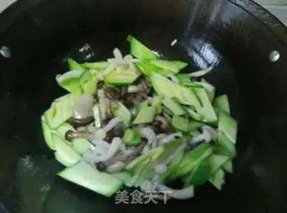 Make cucumber fried mushrooms step 1
