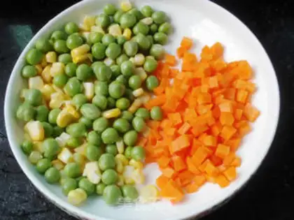 Make Yangzhou fried rice step 3