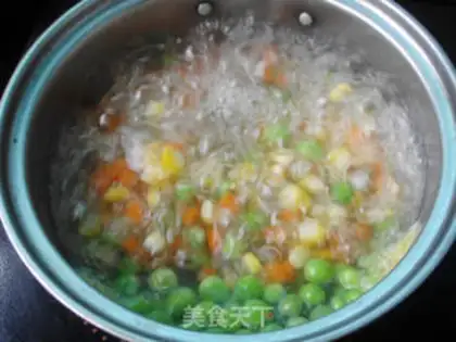 Make Yangzhou fried rice step 4