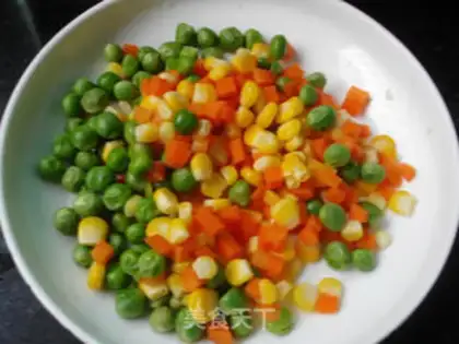Make Yangzhou fried rice step 5