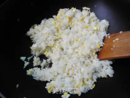 Make Yangzhou fried rice step 8