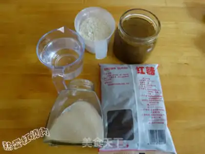 Make Sesame sauce, red sugar rolls step 0