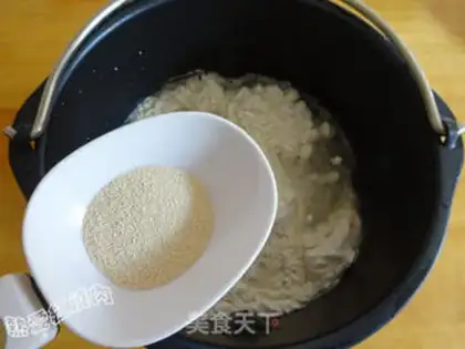 Make Sesame sauce, red sugar rolls step 3