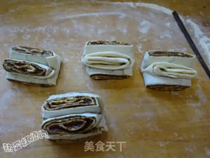 Make Sesame sauce, red sugar rolls step 12