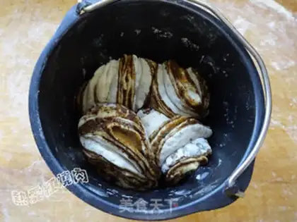 Make Sesame sauce, red sugar rolls step 14