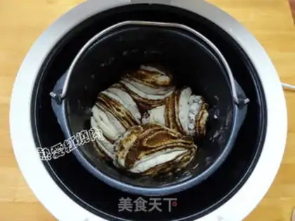 Make Sesame sauce, red sugar rolls step 15