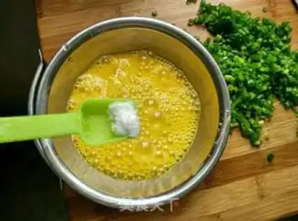Make Onion fried eggs step 1