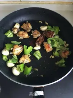 Make Little onion chicken wings step 4