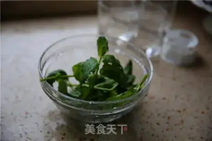 Make Iced honey mint tea step 1