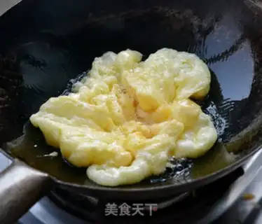 Make Tomato fried eggs step 2