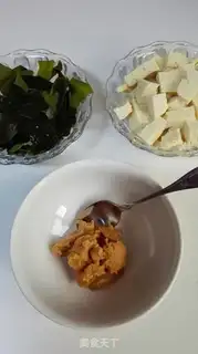 Make Japanese tofu seaweed soup step 0
