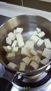 Make Japanese tofu seaweed soup step 1