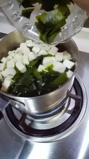 Make Japanese tofu seaweed soup step 2