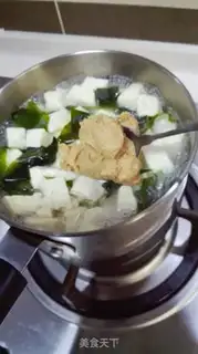 Make Japanese tofu seaweed soup step 3