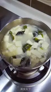 Make Japanese tofu seaweed soup step 4