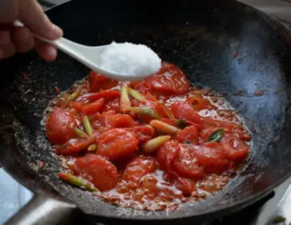 Make Tomato fried eggs step 5