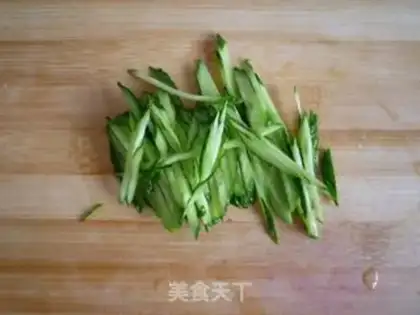 Make Spicy sauce noodles step 1