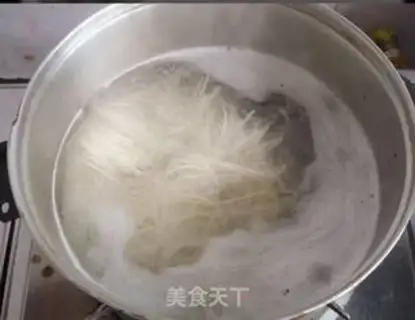 Make Spicy sauce noodles step 2