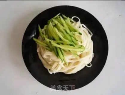 Make Spicy sauce noodles step 4