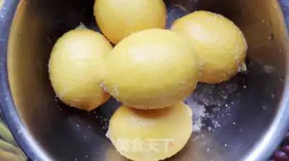 Make Honey lemon tea step 1