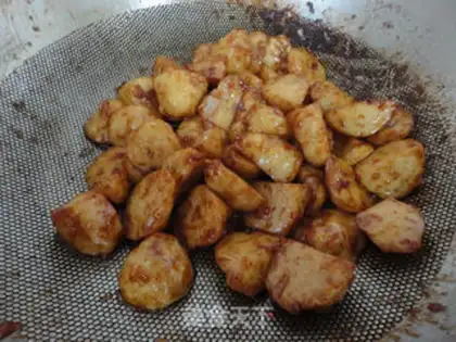 Make Seafood sauce fried fishballs step 7