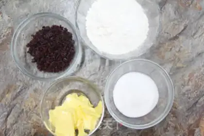 Make The cranberry marfin cake step 0