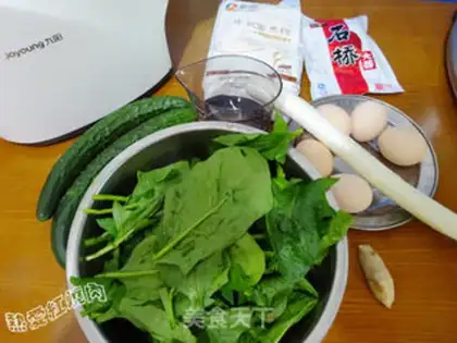 Make Eggs, fried sauce, spinach noodles step 0