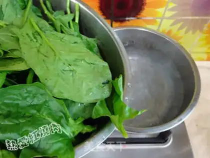 Make Eggs, fried sauce, spinach noodles step 1
