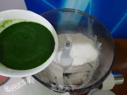 Make Eggs, fried sauce, spinach noodles step 4