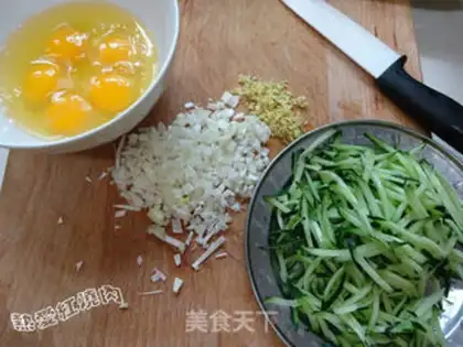 Make Eggs, fried sauce, spinach noodles step 6