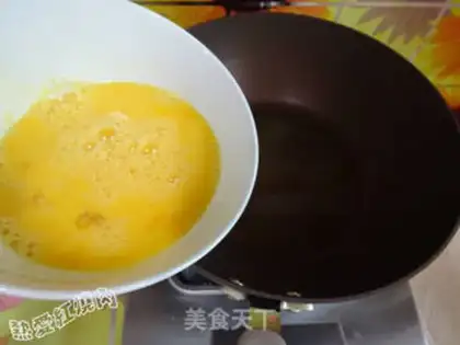 Make Eggs, fried sauce, spinach noodles step 7