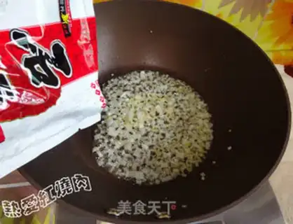 Make Eggs, fried sauce, spinach noodles step 10