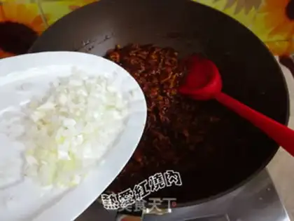 Make Eggs, fried sauce, spinach noodles step 13