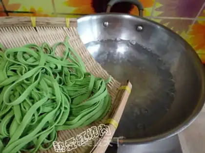 Make Eggs, fried sauce, spinach noodles step 15