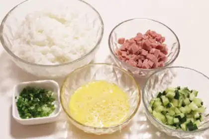 Make Yangzhou fried rice step 2