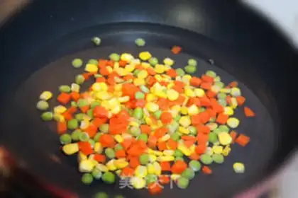 Make Yangzhou fried rice step 4