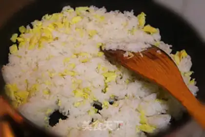 Make Yangzhou fried rice step 8