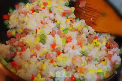 Make Yangzhou fried rice step 10