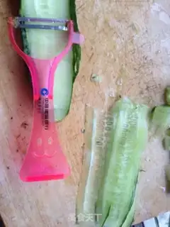 Make Salud cucumber step 1