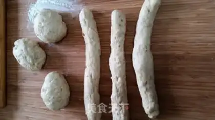 Make walnut peanut toast step 1
