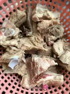 Make Porkbone Light Mountain soup step 1
