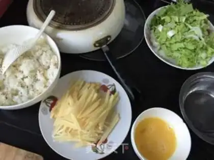 Make Scrambled potatoes and eggs step 1