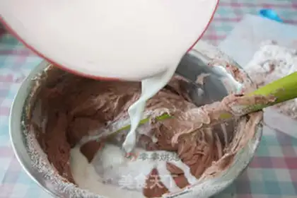 Make Black forest flowers, naked cake step 9