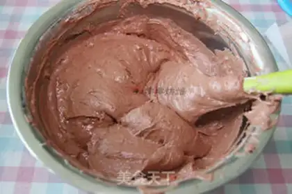 Make Black forest flowers, naked cake step 10