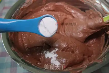 Make Black forest flowers, naked cake step 11